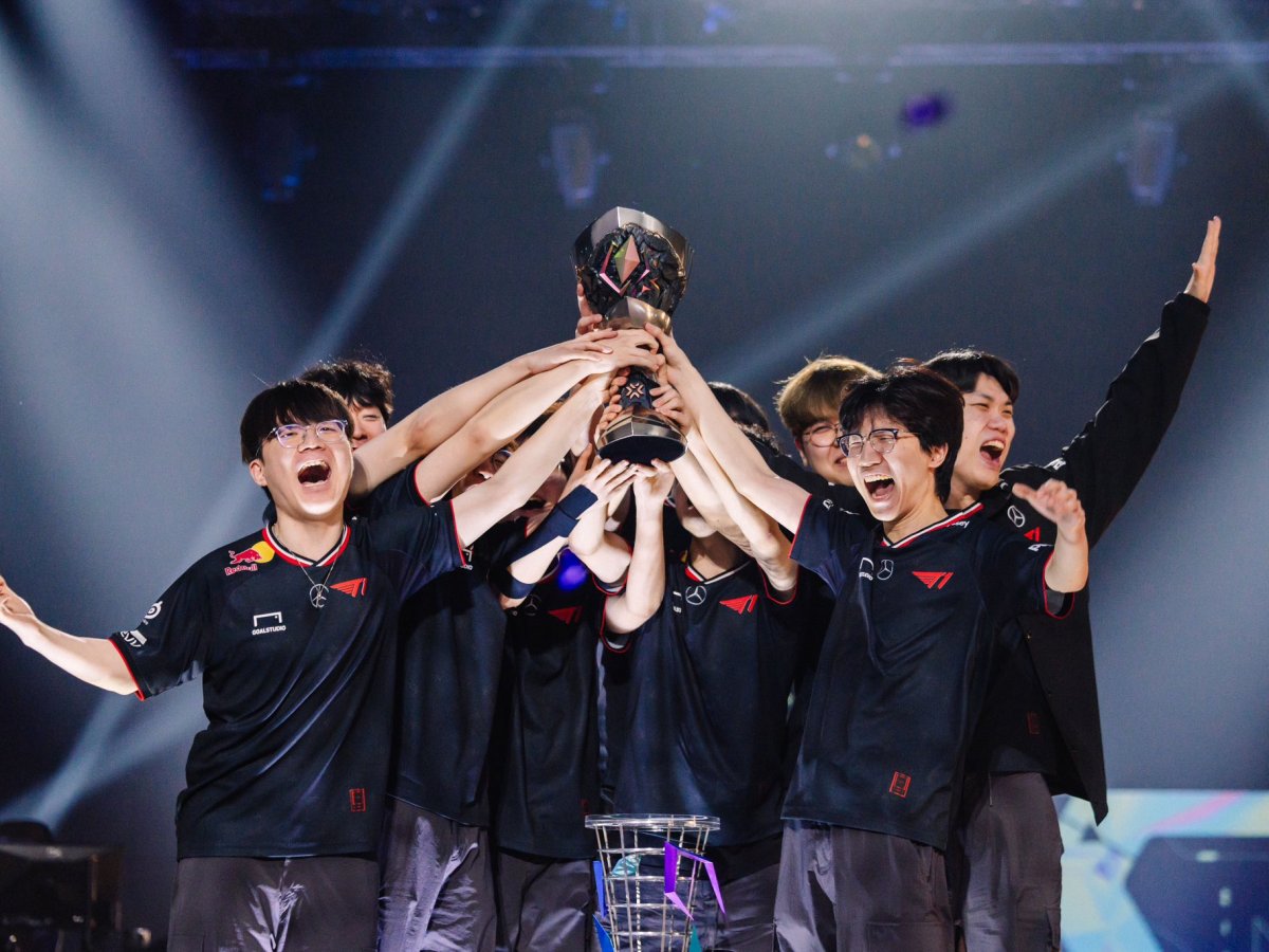 T1 Shock the World Lifting Masters Bangkok Trophy After Taking Down G2&nbsp;3-2